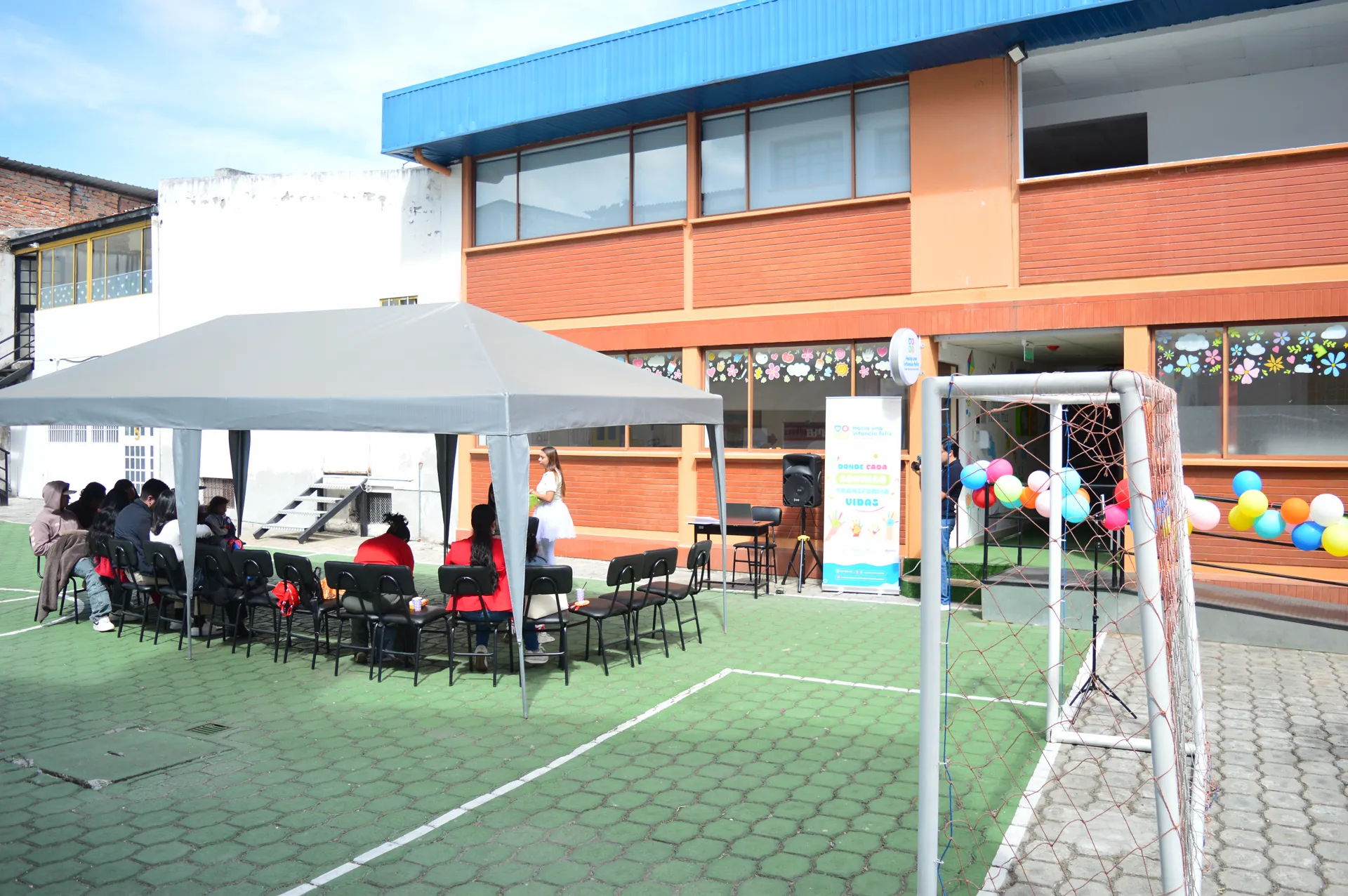 Ceremonia de inauguración en el patio