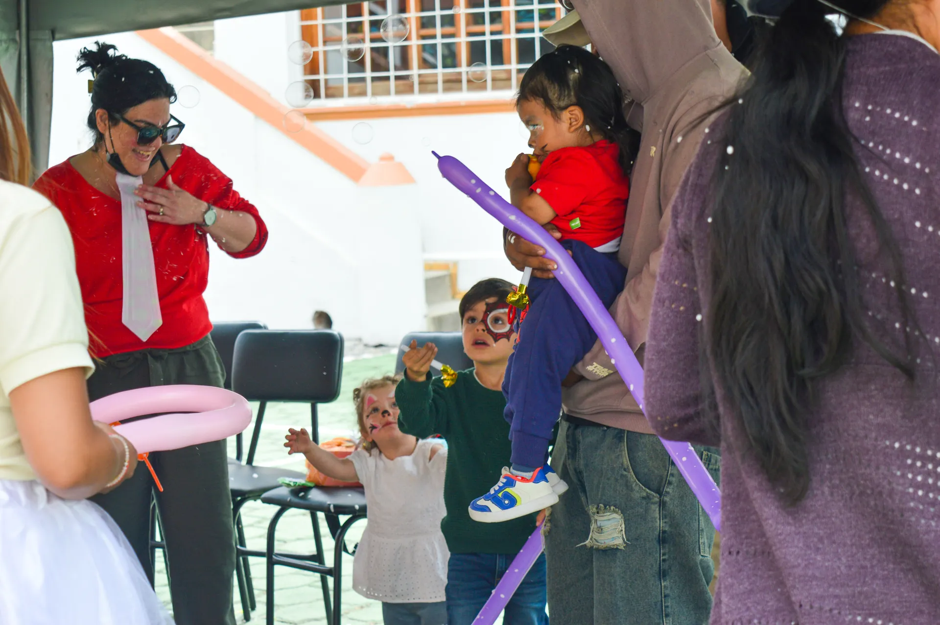 Momento de burbujas en la inauguración