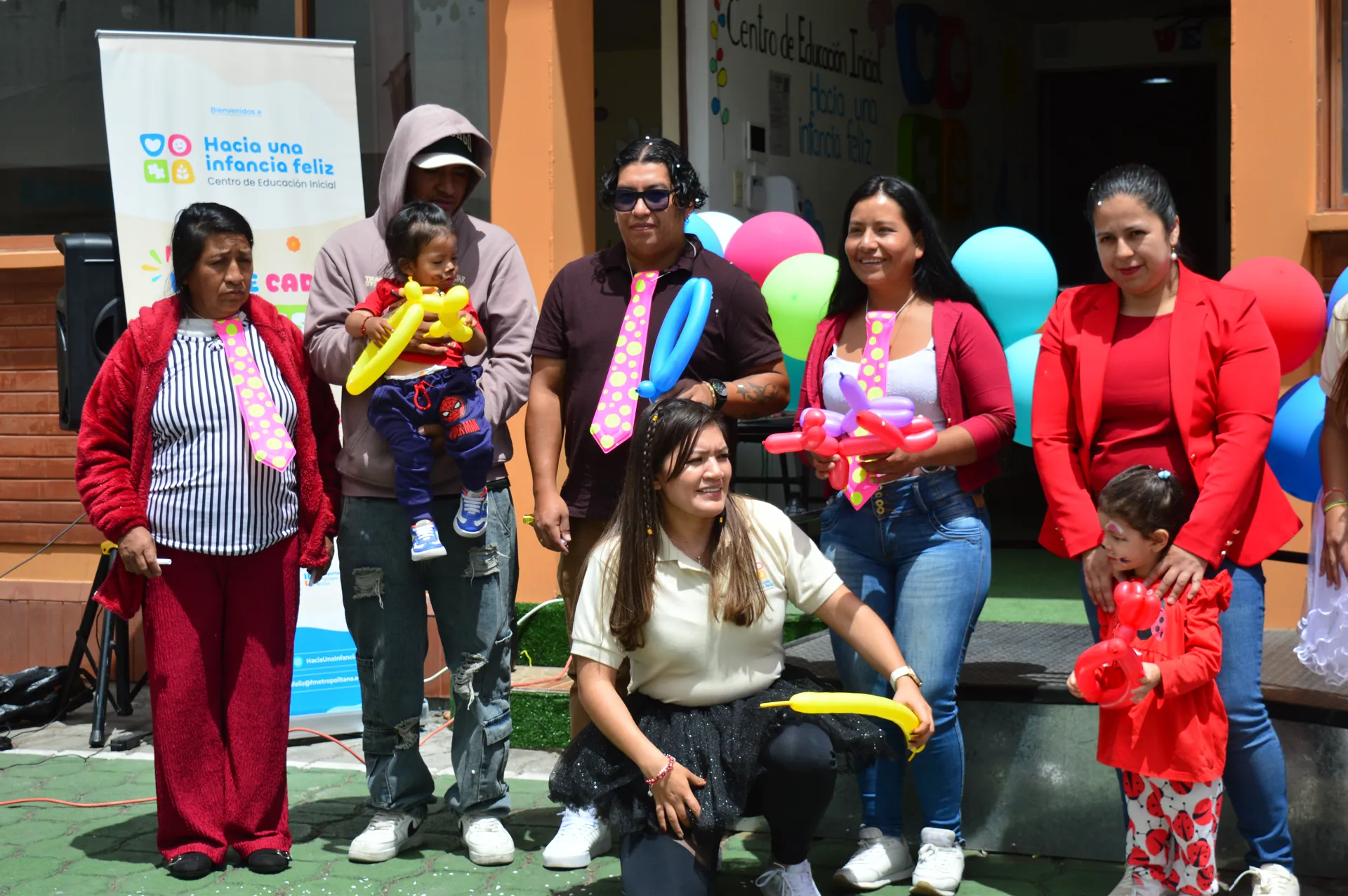 Grupo con banner institucional