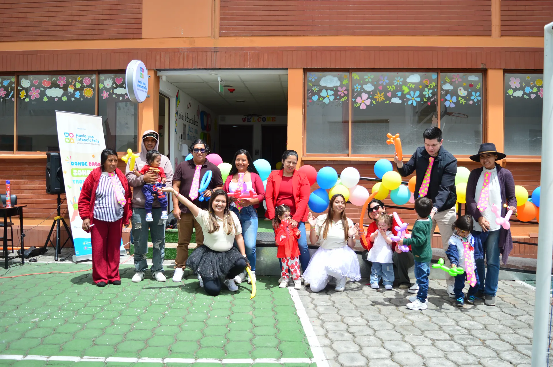 Comunidad frente al centro en la inauguración