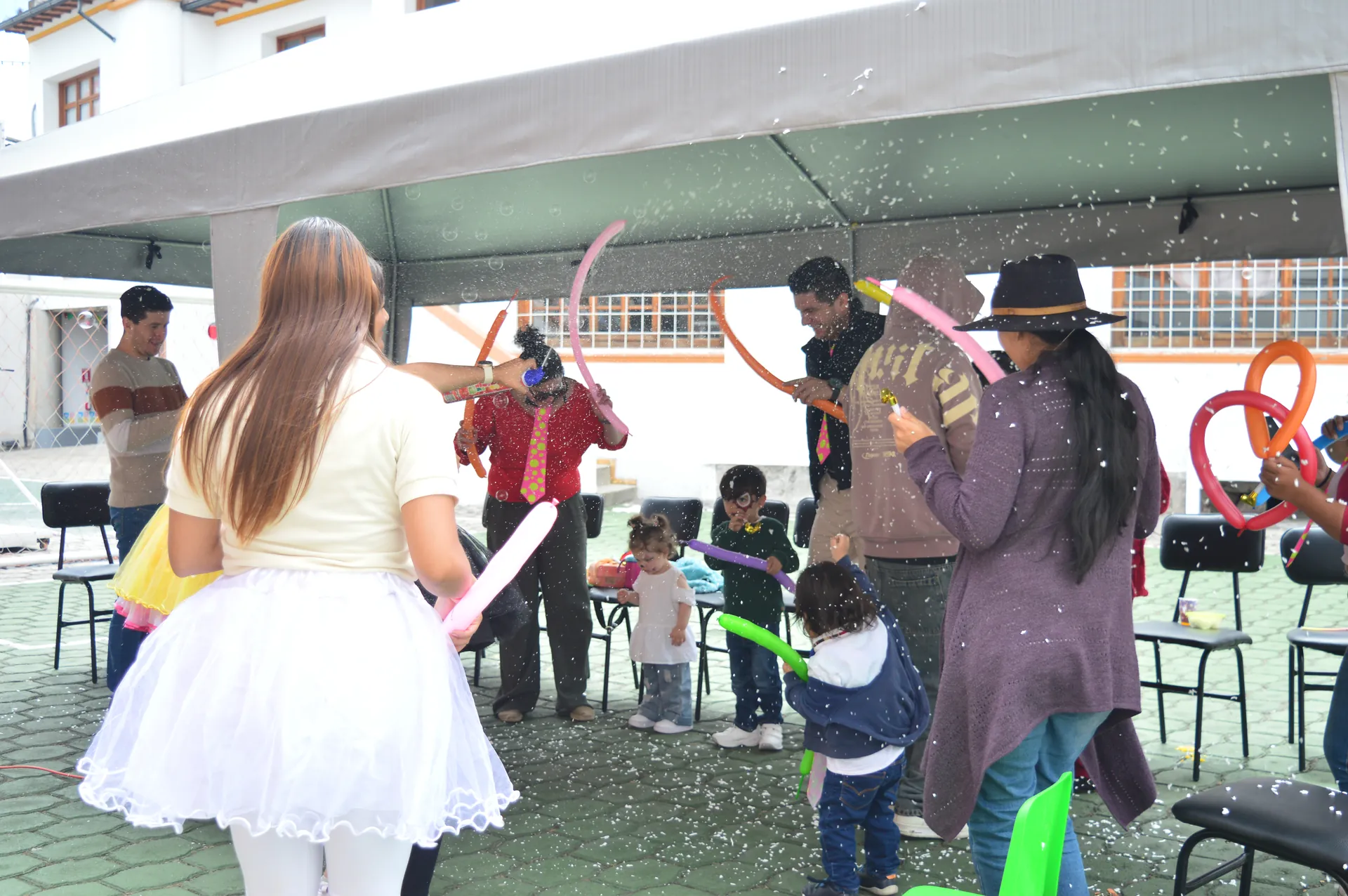 Fiesta con confeti y globos en la inauguración