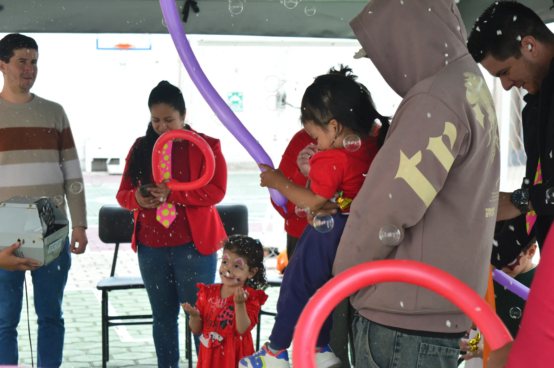 Niña sonríe entre burbujas en la inauguración