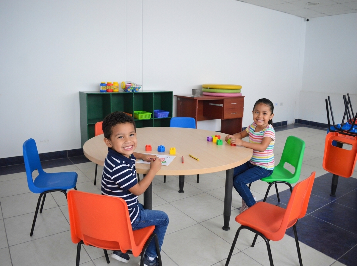 Niños aprendiendo en una mesa de actividades