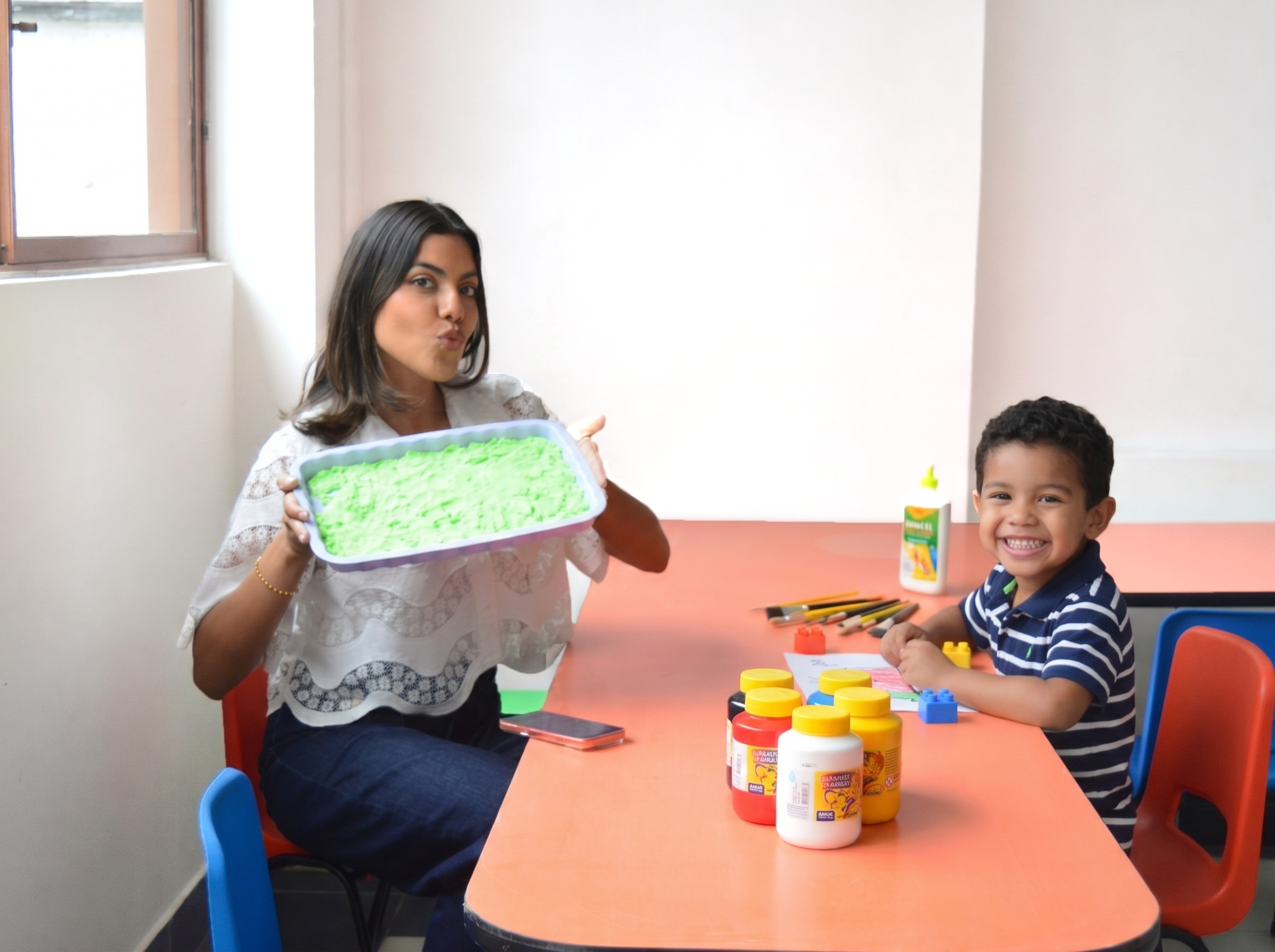 Acompañamiento durante una actividad creativa