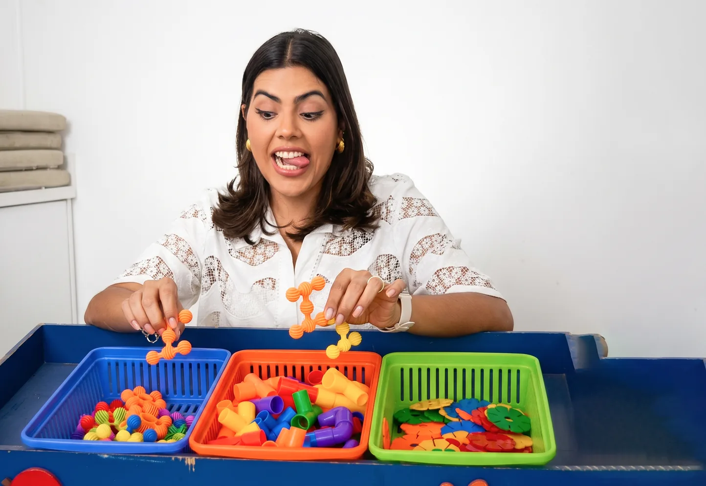 Educadora preparando materiales pedagógicos
