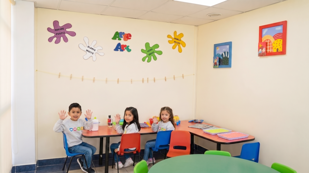 Niñas y niños compartiendo una experiencia de aprendizaje en el aula