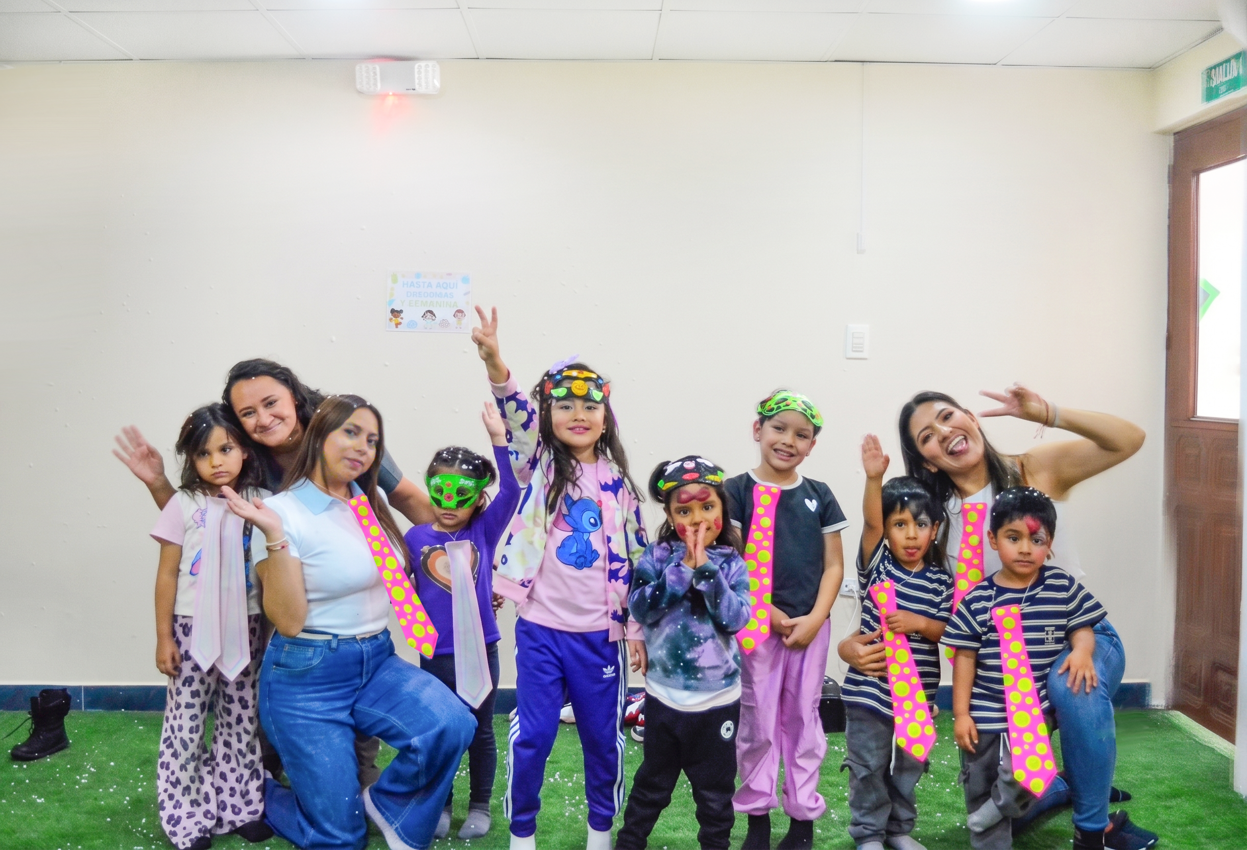 Niños realizando una actividad artística acompañados por su docente